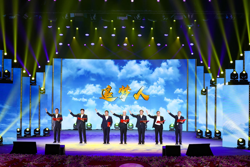 7.王岩董事长参加晚会录制.png