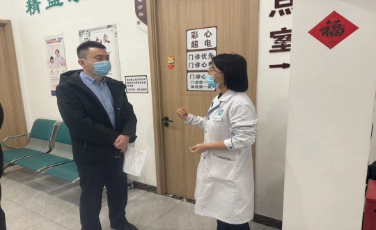 19.物业总公司总经理岳奇与医疗公司相关人员交流员工体检情况_副本.jpg