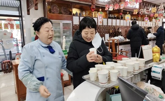 14.药业公司“欢喜闹元宵，健康走百病”惠民活动现场_副本.jpg