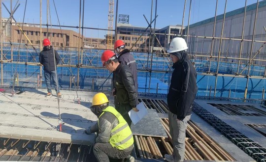 6.装配式总公司技术员在惠泽高中工地现场核查叠合板尺寸与点位偏差问题_副本.jpg