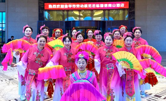 17.酒店公司组织策划秧歌迎宾仪式_副本.jpg