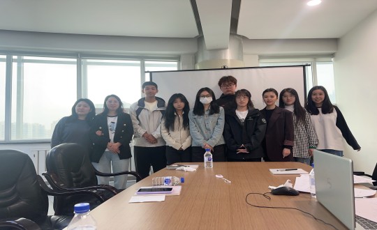 24.长春大学学子与国信健康产业集团居家事业部员工合影留念_副本.jpg